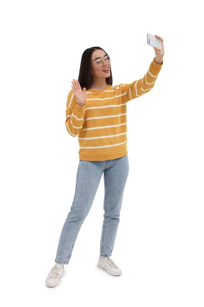 Sorridente Giovane Donna Scattare Selfie Con Smartphone Sfondo Bianco — Foto Stock
