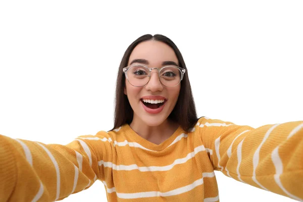 Uśmiechnięta Młoda Kobieta Robi Selfie Białym Tle — Zdjęcie stockowe