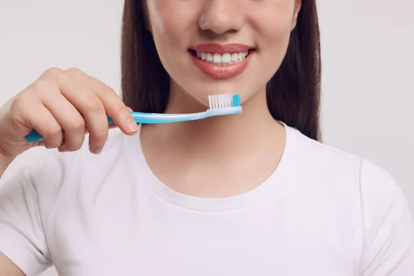 Mulher Segurando Escova Dentes Plástico Fundo Branco Close — Fotografia de Stock