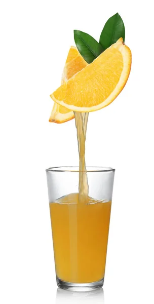 Χύσιμο Φρεσκοστυμμένο Χυμό Από Πορτοκάλι Ποτήρι Λευκό Φόντο — Φωτογραφία Αρχείου