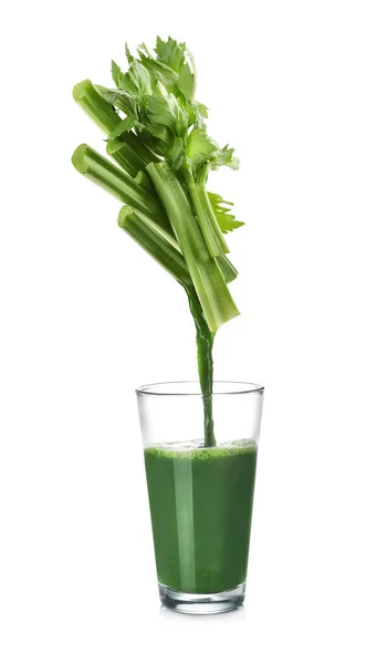 Nalévání Čerstvě Vymačkané Šťávy Celeru Skla Bílém Pozadí — Stock fotografie