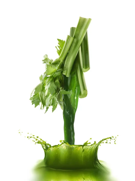 Nalévání Čerstvě Vymačkané Šťávy Celeru Bílém Pozadí — Stock fotografie