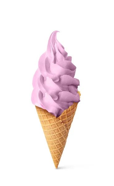 美味的软食浆果冰淇淋 蛋卷酥脆 与白色隔离 — 图库照片