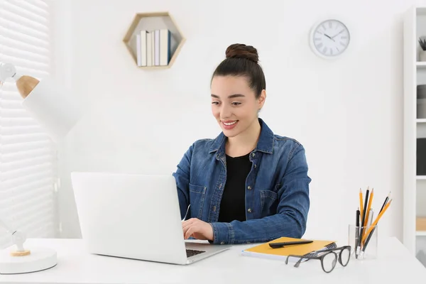 Thuis Werken Gelukkig Vrouw Typen Laptop Aan Wit Bureau Kamer — Stockfoto