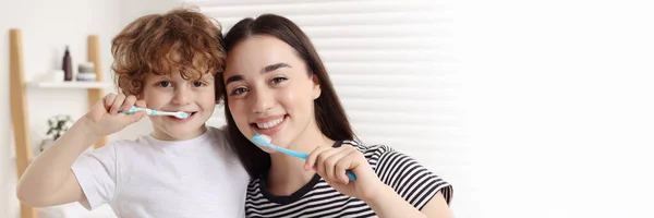Matka Jej Syn Myją Zęby Łazience Projekt Banera Miejscem Tekst — Zdjęcie stockowe