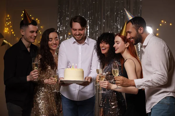 Amigos Felizes Com Bolo Saboroso Copos Vinho Espumante Celebrando Aniversário — Fotografia de Stock