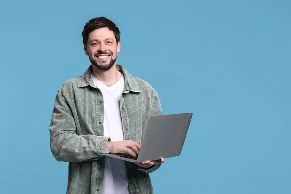 Homem Feliz Com Laptop Fundo Azul Claro Espaço Para Texto — Fotografia de Stock