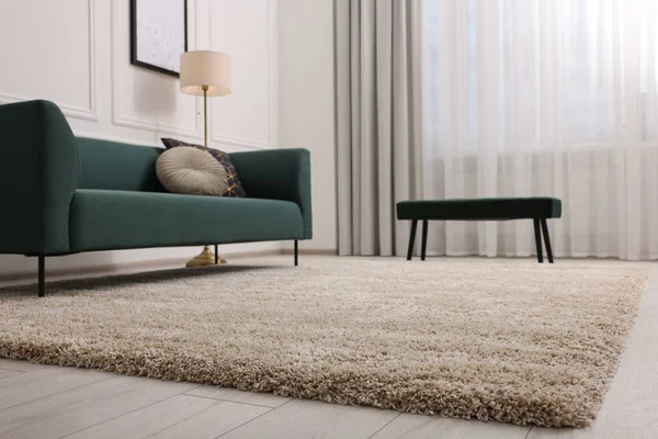 柔らかいベージュのカーペットとソファ付きのスタイリッシュなリビングルーム インテリアデザイン — ストック写真
