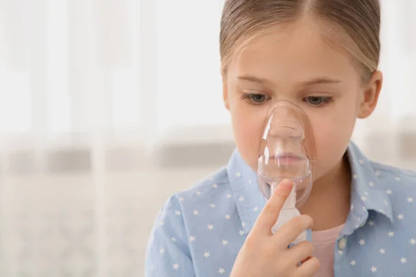 Menina Doente Usando Nebulizador Para Inalação Dentro Casa — Fotografia de Stock