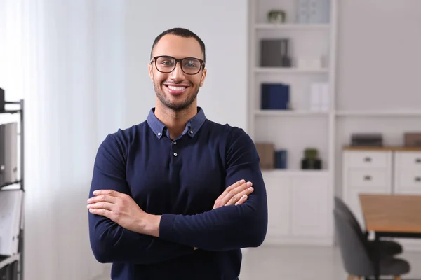 Lächelnder Junger Geschäftsmann Mit Brille Modernen Büro Raum Für Text — Stockfoto