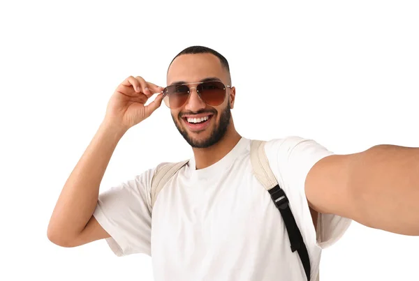 Sorrindo Jovem Óculos Sol Tomando Selfie Fundo Branco — Fotografia de Stock