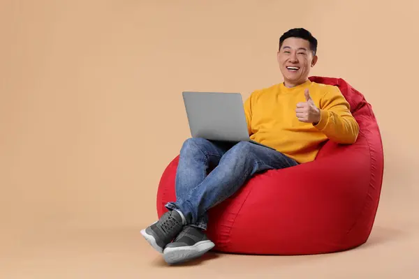 Homem Emocional Com Laptop Mostrando Gesto Polegar Para Cima Fundo — Fotografia de Stock