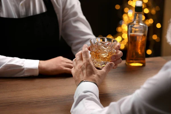 Cantinero Dando Vaso Whisky Cliente Mostrador Bar Primer Plano — Foto de Stock