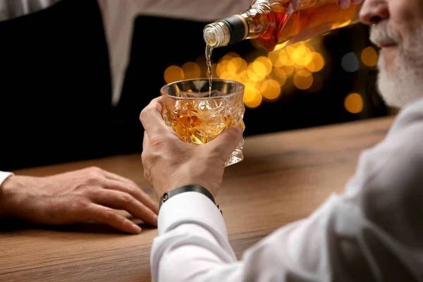 Bartender Häller Whisky Glas För Kunden Vid Bardisken Närbild — Stockfoto