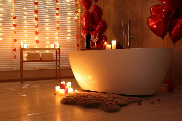 バレンタインデーのために装飾されたスタイリッシュなバスルーム インテリアデザイン — ストック写真