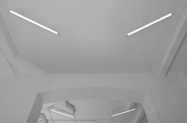Techo Blanco Con Iluminación Moderna Habitación Vista Ángulo Bajo —  Fotos de Stock