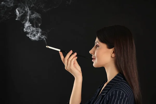 Mulher Usando Suporte Cigarro Longo Para Fumar Fundo Preto — Fotografia de Stock