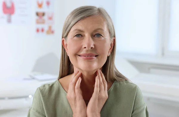 Sistem Endocrine Wanita Senior Melakukan Pemeriksaan Diri Tiroid Dalam Ruangan — Stok Foto