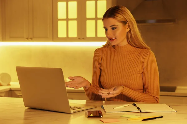 Thuis Werken Vrouw Praten Door Videochat Laptop Aan Marmeren Bureau — Stockfoto