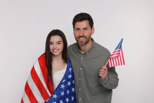 Julio Día Independencia Estados Unidos Feliz Padre Hija Con Banderas — Foto de Stock