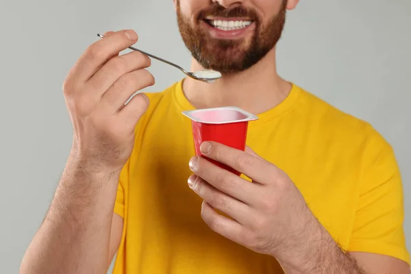 Человек Вкусным Йогуртом Светло Сером Фоне Крупным Планом — стоковое фото
