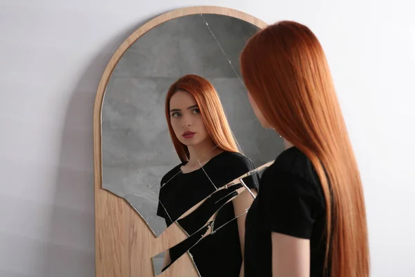 Problemas Mentais Deprimida Jovem Mulher Olhando Para Mesma Espelho Quebrado — Fotografia de Stock