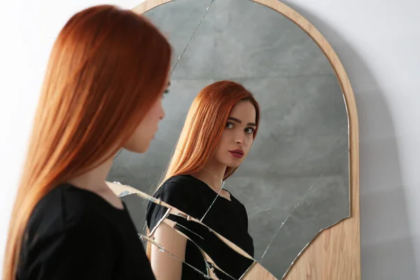 Problemas Mentais Deprimida Jovem Mulher Olhando Para Mesma Espelho Quebrado — Fotografia de Stock