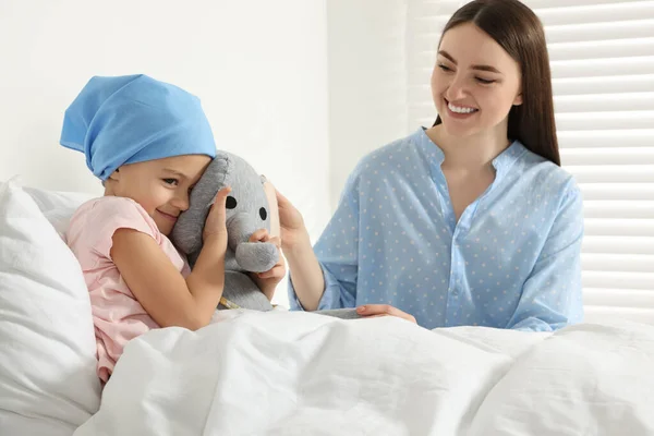 Cancro Infância Mãe Filha Com Elefante Brinquedo Hospital — Fotografia de Stock