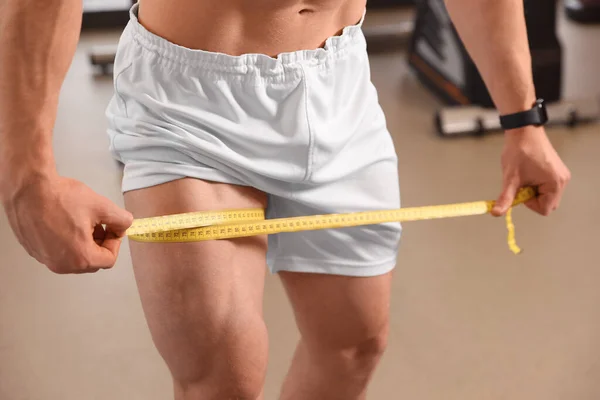 Athletic Man Measuring Thigh Tape Gym Closeup — Fotografia de Stock