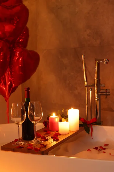 Tálca Borral Égő Gyertyákkal Rózsaszirmokkal Fürdőszobában Valentin Napi Ünneplés — Stock Fotó
