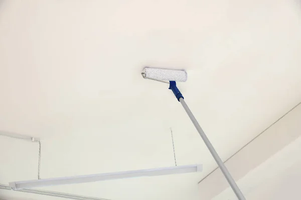 Techo Pintura Con Tinte Blanco Interior Vista Ángulo Bajo — Foto de Stock