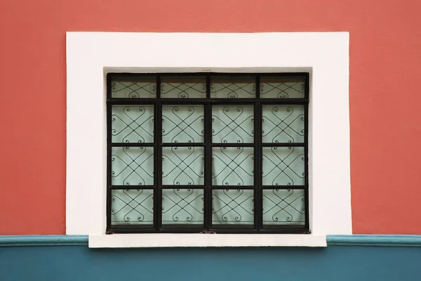 Edificio Colorido Con Hermosa Ventana Rejillas Acero — Foto de Stock