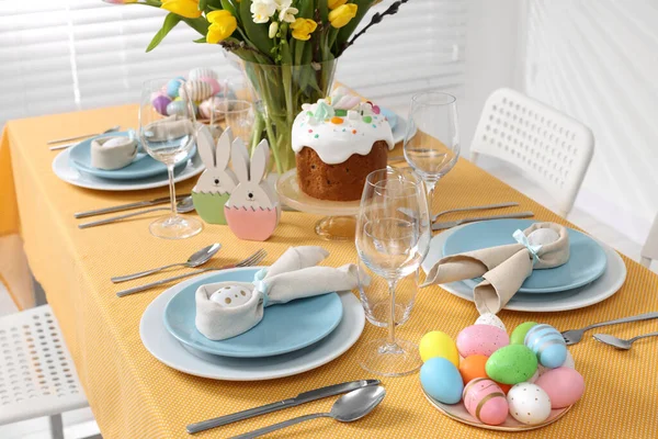 Boyalı Yumurtalar Geleneksel Paskalya Pastası Vazo Lale Ile Şenlik Masası — Stok fotoğraf