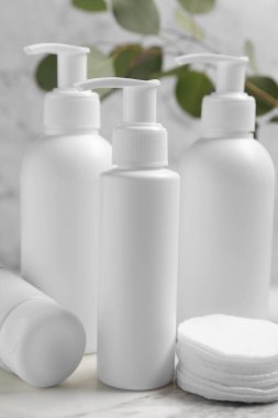 Mermer masa üzerinde farklı yüz temizleme ürünleri ve pamuk pedleri