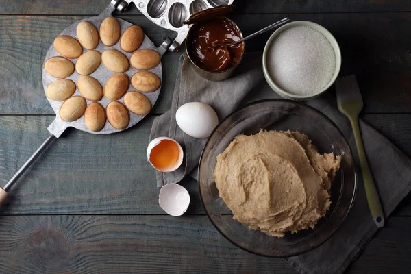 新鲜烘焙的自制核桃仁饼干 面团和配料放在木制桌子上 — 图库照片