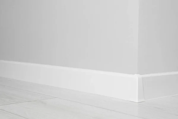Plinto Branco Com Conector Piso Laminado Perto Parede Dentro Casa — Fotografia de Stock