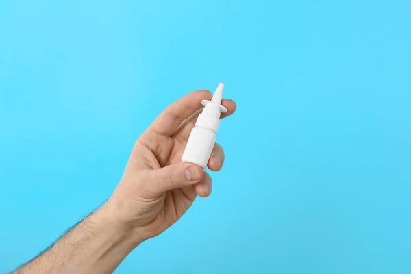 Homem Segurando Spray Nasal Fundo Azul Claro Close Espaço Para — Fotografia de Stock