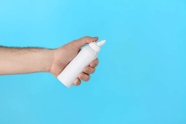 Homem Segurando Spray Nasal Fundo Azul Claro Close Espaço Para — Fotografia de Stock