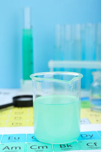 Beaker Περιοδικό Πίνακα Χημικών Στοιχείων Closeup — Φωτογραφία Αρχείου