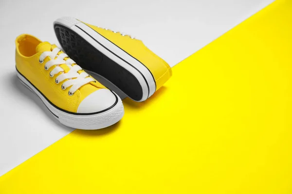 Par Zapatillas Clásicas Amarillas Vieja Escuela Sobre Fondo Color Espacio —  Fotos de Stock