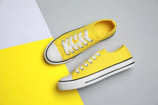Par Zapatillas Clásicas Amarillas Vieja Escuela Sobre Fondo Color Planas —  Fotos de Stock