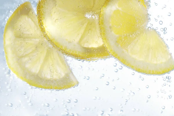 ソーダ水でジューシーなレモンのスライス クローズアップ — ストック写真