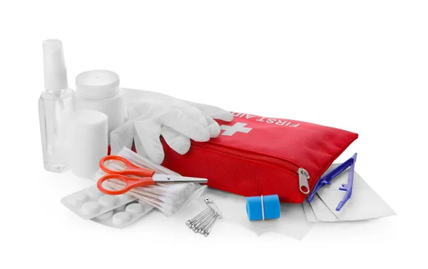 红色急救箱 棉花芽 清洁剂 塑料钳和用白色隔离的弹性绷带 — 图库照片
