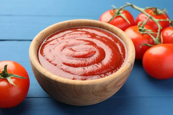 Schaal Van Smakelijke Ketchup Tomaten Blauwe Houten Tafel Close — Stockfoto