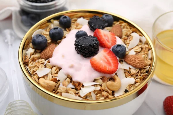 味道鲜美的格拉诺拉 酸奶和新鲜的浆果在碗上 特写镜头 健康早餐 — 图库照片
