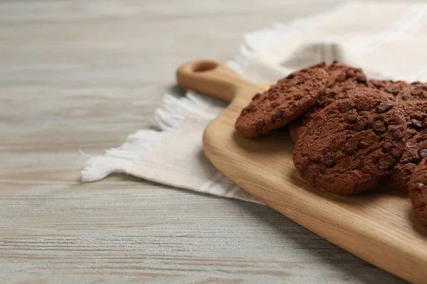 Deliciosos Biscoitos Chocolate Mesa Madeira Leve Close Espaço Para Texto — Fotografia de Stock