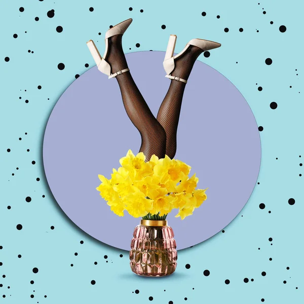 关于女性气质 风格和时尚的创意艺术拼贴 一个女人从花瓶里伸出来 开朗的黄色水仙花衬托在明亮的背景上 — 图库照片