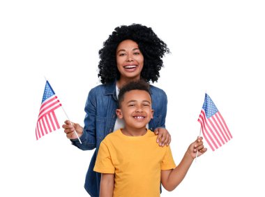 4 Temmuz - ABD 'nin Bağımsızlık Günü. Mutlu kadın ve beyaz arka planda Amerikan bayrakları olan oğlu.