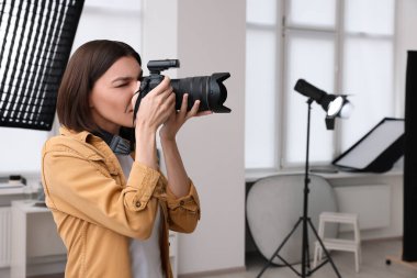 Modern fotoğraf stüdyosunda fotoğraf çeken profesyonel fotoğrafçı.