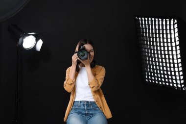 Modern fotoğraf stüdyosunda fotoğraf çeken profesyonel fotoğrafçı.